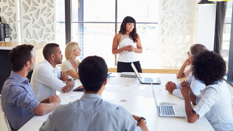 A female Collaboration Architect facilitating colleagues in a strategic collaboration.